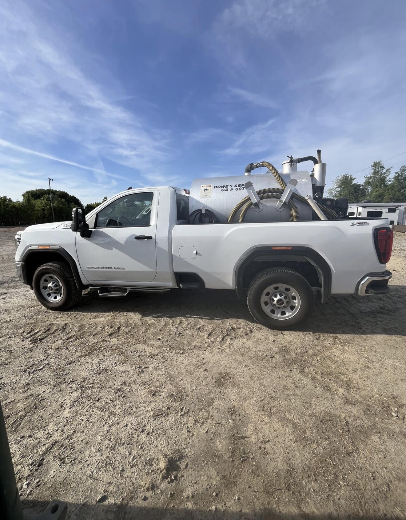 Service truck with mounted tank equipment for sanitation support